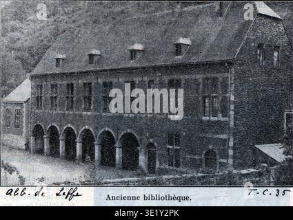 Ancienne bibliothèque est le titre associé à une image historique faisant référence à un ancien intérieur de bibliothèque ou bâtiment identifié uniquement par cette description dans le document source. Le document photographique d'archives documente un tirage photographique de coupure de journal monochrome datant de la fin du XIXe ou du début du XXe siècle qui préserve la scène de bibliothèque étiquetée pour la documentation d'archives. Banque D'Images