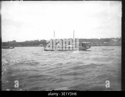 Photographie de Henry Winkelmann, prise entre 1892 et 1928, montrant des bateaux sur le port de Waitemata à Auckland, Nouvelle-Zélande. L'image capture l'activité maritime de l'époque, illustrant le port animé. Banque D'Images