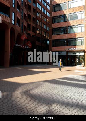 Une personne âgée passe devant le Metropol Spa Hotel dans le quartier Rotterdam, Tallinn, par un matin de printemps ensoleillé Banque D'Images