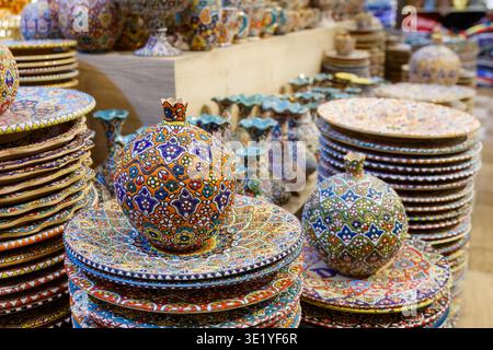 Dubaï, Émirats arabes Unis - 11 mars 2025 : patrimoine ornemental local plaques et vases en céramique peints à la main exposés dans le magasin Gold Souk pour Middle Banque D'Images