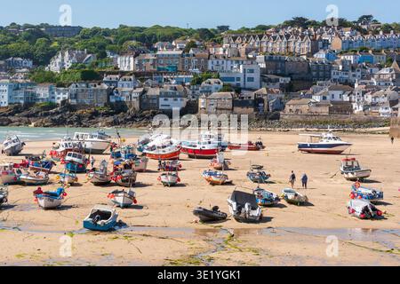 Bateaux en. Port d'Ives à marée basse, Cornwall, Royaume-Uni Banque D'Images