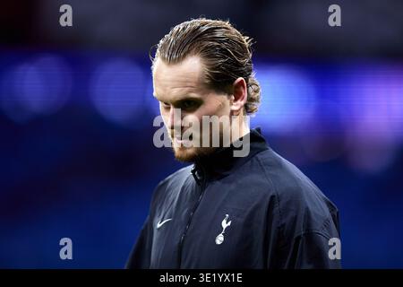 MADRID, ESPAGNE - 10 MARS : Antonin Kinsky, du Tottenham Hotspur FC, regarde avant la manche 2025/26 de l'UEFA Champions League du 16e match de première manche Banque D'Images