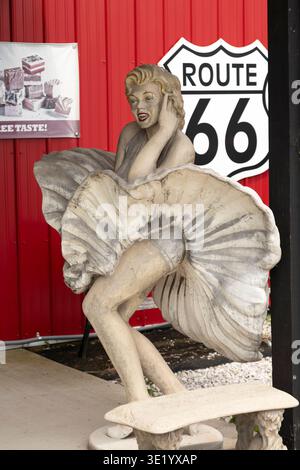 Marilyn Monroe figure devant le Pink Elephant Mall à Livingston, Illinois, États-Unis. Banque D'Images