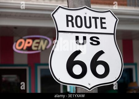 Panneau route 66 au Pink Elephant Mall à Livingston, Illinois, États-Unis. Banque D'Images