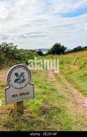 Fishguard, pays de Galles, Royaume-Uni - 26 juillet 2025 : panneau au début du chemin autour de la côte à Dinas Head. Il fait partie de la route côtière nationale du pays de Galles. Banque D'Images