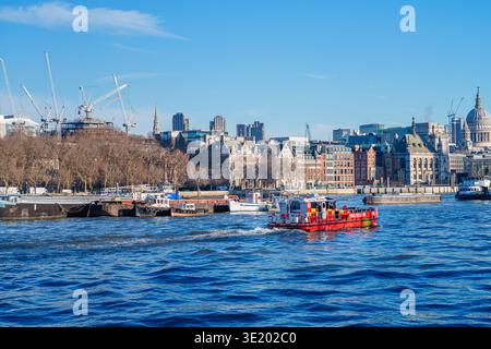 Un bateau-pompier de la London Fire Brigade, le bateau de secours incendie « Tanner » de Lambeth River Station, navigue sur la Tamise à Londres, au Royaume-Uni Banque D'Images