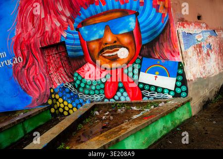 Une murale représentant un Caboclo de Lança, une figure guerrière traditionnelle, est vue peinte sur un mur de rue à Nazaré da Mata, Pernambuco, Brésil. Banque D'Images