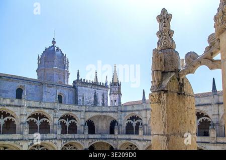 Portugal, Lisbonne - 05 août 2018 : vue grand angle de la cour centrale du cloître du monastère de Jeronimos prise depuis le niveau supérieur, montrant ma Banque D'Images