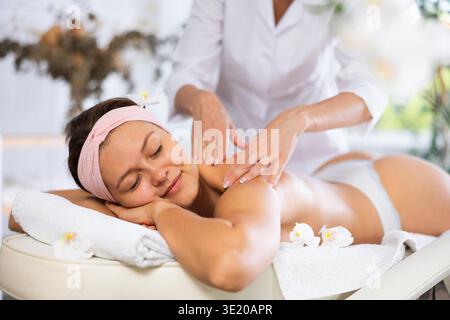 Jeune femme recevant le massage du dos et des épaules Banque D'Images