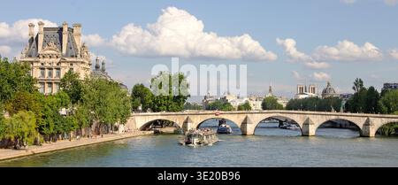 Une vue sur le Pont Royal sur la Seine et le bâtiment du Port de Lions, Paris Banque D'Images