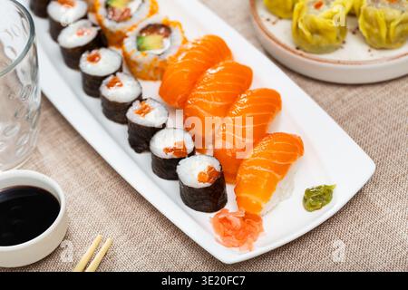 Ensemble de différents sushi maki, uramaki et nigiri sur assiette Banque D'Images