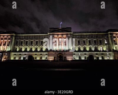 Buckingham Palace, Londres brille la nuit, sa façade illuminée met en valeur l'élégance royale et l'architecture britannique historique dans un cadre intemporel Banque D'Images