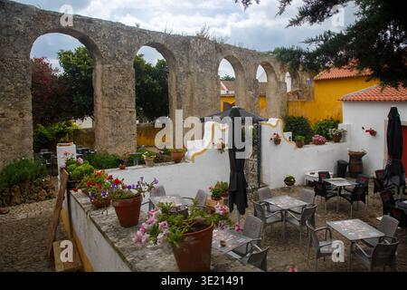 L'arcade aqueduc dans la ville médiévale avec ses remparts fortifiés , Obidos, Portugal Banque D'Images