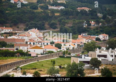 La longue arcade aqueduc et les bâtiments historiques dans la ville de, Obidos, Portugal Banque D'Images