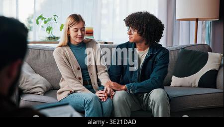Aide, couple et se tenant la main dans la thérapie pour l'amour, le soutien ou des conseils pour la relation. Homme, femme ou consultation avec un psychologue pour le mariage Banque D'Images