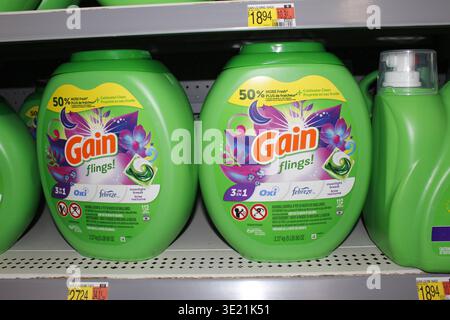 Gain Fling Pods détergent pour laver la lessive gros plan sur une étagère Banque D'Images