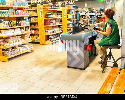 Orenburg, Russie - 22 août 2025 : les clients font la queue tandis que le personnel aide aux paiements à la caisse du supermarché, soulignant le processus d'achat i. Banque D'Images