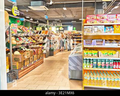 Orenburg, Russie - 22 août 2025 : groupe de personnes apprenant les techniques de vente dans un magasin d'épicerie pendant les heures de jour Banque D'Images