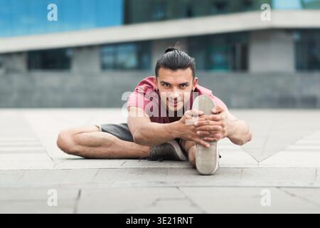 Man doing stretching exercice dans la ville Banque D'Images