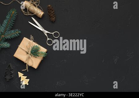 Fond de Noël avec des décorations et boîte-cadeau Banque D'Images
