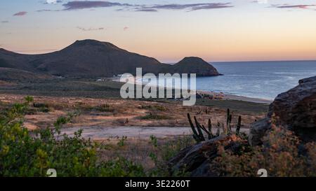 Paysage côtier au lever du soleil avec montagnes, plage et vue sur la mer calme. Todos Santos, basse Californie, Mexique Banque D'Images