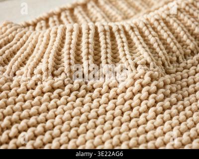 Gros plan de tricot beige avec des motifs et une texture complexes. Allemagne Banque D'Images