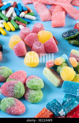 Bonbons colorés assortis sur fond bleu Banque D'Images