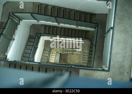 Escalier en colimaçon dans un bâtiment avec garde-corps en métal et marches en béton vues d'en haut. Bruxelles, Belgique Banque D'Images