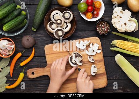 Une coupe à la main avec un couteau de champignons dans les bois Banque D'Images