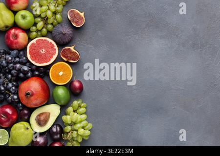 Bordure de fruits frais sur fond gris vue de dessus Banque D'Images