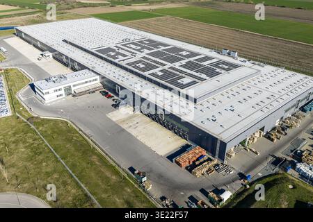 Vue aérienne par drone vers le grand centre logistique de transport sur l'autoroute Trakia près de Sliven, Bulgarie Banque D'Images