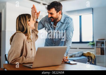 Un couple heureux et multinational qui sont des nomades numériques et travaillent dans un pays différent chaque mois Banque D'Images