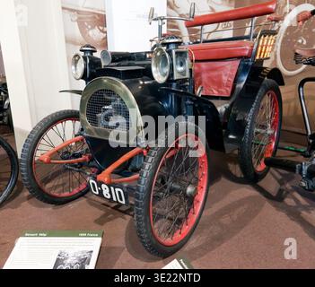 Vue des trois quarts de face d'un modèle de production de 1899, Renault 1¾hp, de type A, exposé au National Motor Museum, Beaulieu, New Forest, Hampshire, Royaume-Uni Banque D'Images