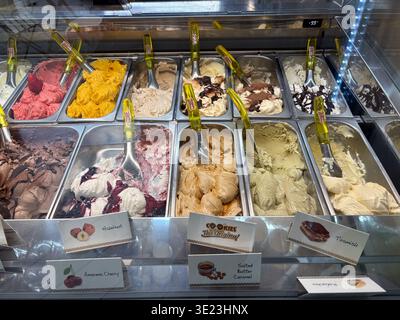 Diverses saveurs de gelato artisanales, y compris le Tiramisu et la cerise Amarena à Florence, en Italie. Délicieux dessert italien. Banque D'Images