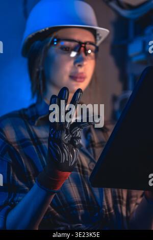 Ingénieur électricien travaillant avec la tablette pendant l'inspection du système. Analyse technique numérique. Banque D'Images