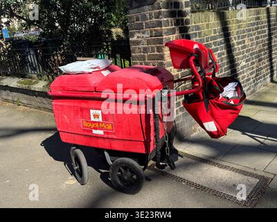 Un wagon de livraison Royal mail à Kennington, South London, Royaume-Uni Banque D'Images