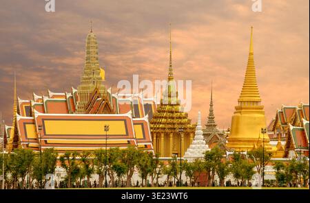 Le Grand Palais emblématique et le temple Wat Phra Kaew à Bangkok Thaïlande brillent sous le ciel du coucher du soleil, mettant en valeur l'architecture thaïlandaise ornée Banque D'Images