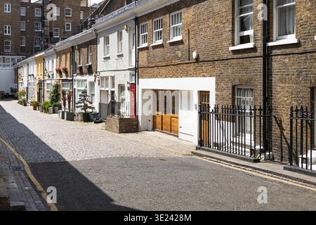 La brique traditionnelle mijote des maisons dans une rue calme de Londres. Banque D'Images
