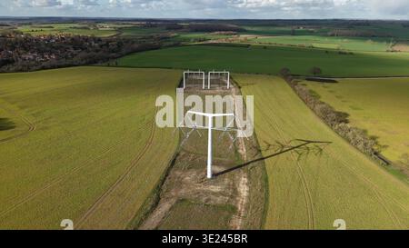 Vue aérienne des T-pylônes blancs et durs s'élèvent des champs verdoyants près de Kirklington Road, debout haut contre l'horizon, Eakring, Unite Banque D'Images
