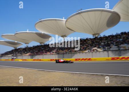 Charles Leclerc de Monaco pilotant la (16) Scuderia Ferrari SF-26 sur piste lors des essais avant le Grand Prix de F1 de Chine sur le circuit international de Shanghai. Banque D'Images