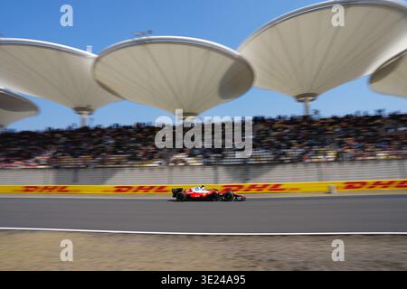 Charles Leclerc de Monaco pilotant la (16) Scuderia Ferrari SF-26 sur piste lors des essais avant le Grand Prix de F1 de Chine sur le circuit international de Shanghai. Banque D'Images