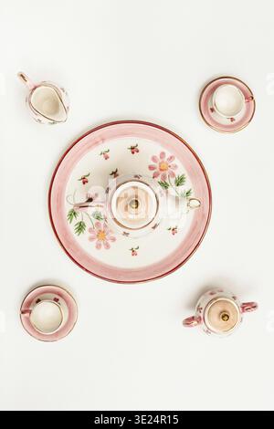 Concept alimentaire - vue de dessus de l'ensemble de thé en porcelaine rose sur fond de papier blanc Banque D'Images