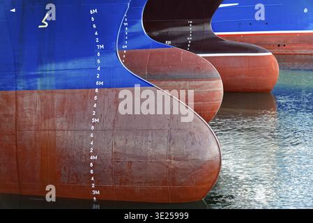 Fraserburgh, Aberdeenshire, Écosse, Royaume-Uni, Europe, vue de proue de navires avec des lignes de marquage dans le port, Andrews, région de Fife, Écosse, United Banque D'Images