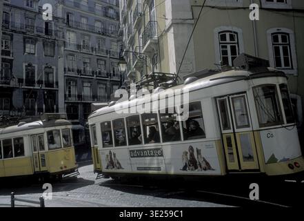 Tradtional funiculaire Tram et train dans le centre-ville de Lisbonne au Portugal en Europe Banque D'Images
