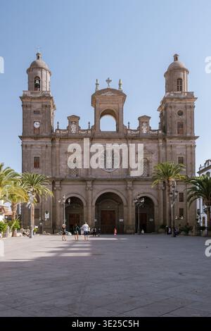 Les visiteurs admirent la majestueuse cathédrale de Santa Ana, entourée de palmiers et d'une architecture dynamique au cœur de Las Palmas, Gran Canaria. Une destination parfaite pour les vacanciers. Banque D'Images