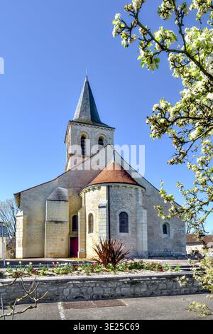 Vue du XIIe siècle pré-roman Église Saint-Pierre-et-Saint-Paul - Ingrandes, Vienne (86), France. Banque D'Images