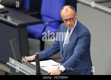 Berlin, Allemagne. 18 mars 2026. Le chancelier allemand Friedrich Merz prononce un discours devant le Bundestag, la chambre basse du parlement allemand, à Berlin, en Allemagne, le 18 mars 2026. Merz a appelé mercredi à des efforts pour parvenir à une fin rapide de la guerre contre l'Iran par des moyens diplomatiques, avertissant que le conflit en cours porte préjudice à toutes les parties, y compris les États-Unis. Crédit : Zhang Haofu/Xinhua/Alamy Live News Banque D'Images