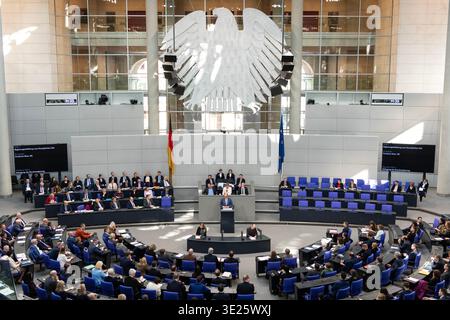 Berlin, Allemagne. 18 mars 2026. Le chancelier allemand Friedrich Merz prononce un discours devant le Bundestag, la chambre basse du parlement allemand, à Berlin, en Allemagne, le 18 mars 2026. Merz a appelé mercredi à des efforts pour parvenir à une fin rapide de la guerre contre l'Iran par des moyens diplomatiques, avertissant que le conflit en cours porte préjudice à toutes les parties, y compris les États-Unis. Crédit : Zhang Haofu/Xinhua/Alamy Live News Banque D'Images