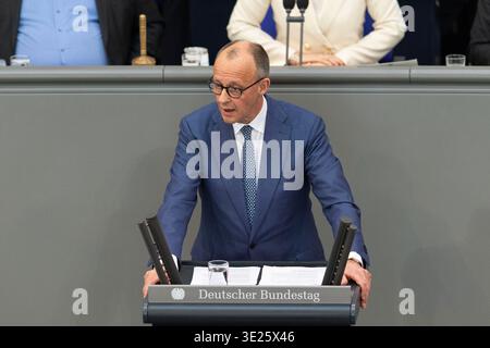 Berlin, Allemagne. 18 mars 2026. Le chancelier allemand Friedrich Merz prononce un discours devant le Bundestag, la chambre basse du parlement allemand, à Berlin, en Allemagne, le 18 mars 2026. Merz a appelé mercredi à des efforts pour parvenir à une fin rapide de la guerre contre l'Iran par des moyens diplomatiques, avertissant que le conflit en cours porte préjudice à toutes les parties, y compris les États-Unis. Crédit : Zhang Haofu/Xinhua/Alamy Live News Banque D'Images