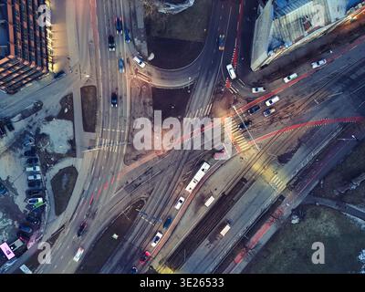 Vue aérienne de haut en bas de l'intersection urbaine occupée à Tallinn au crépuscule Banque D'Images